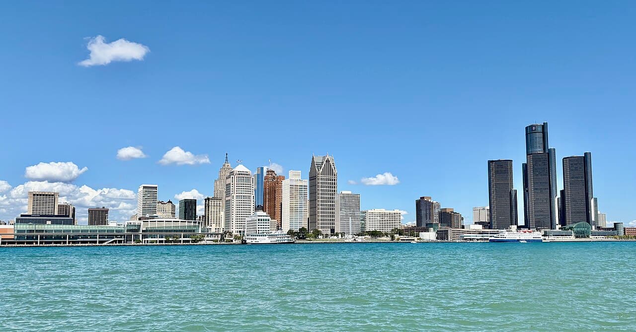 Detroit Riverwalk y Hart Plaza